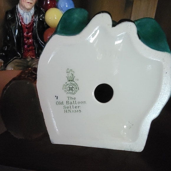 Royal Doulton Balloon Sellers Figurine Set - Picture 5 of 5